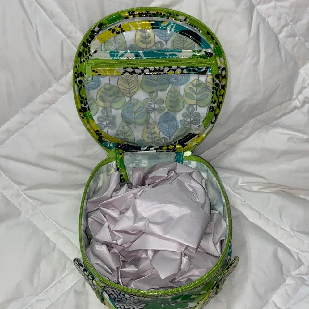 Like new VERA BRADLEY ROUND COSMETIC BAG limes up